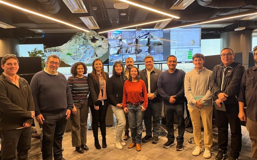 Estudiantes del Mg. en Gestión de la Industria Minera visitan IROC de Anglo American